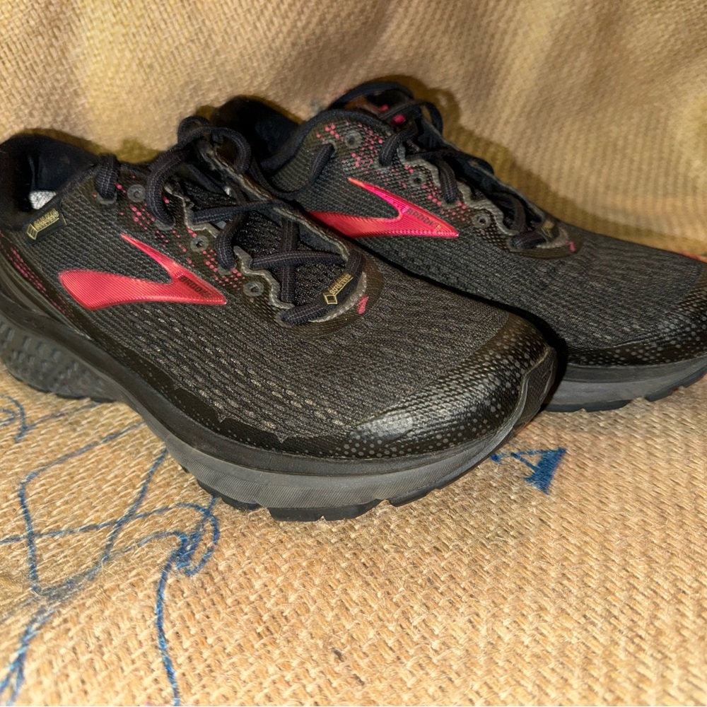 Women’s Brooks Ghost 11 w/ Gore-tex size 7.5 great condition